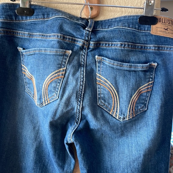 Hollister size 29W 31L women’s jeans with light whiskers - Picture 5 of 6